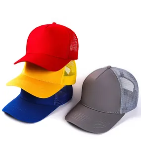 Set di cappellini trucker a 5 pannelli con retro in mesh traspirante e chiusura snapback.