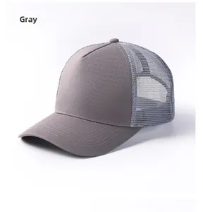 Λεπτομερής κοντινή όψη ενός γκρι καπέλου 5-panel mesh trucker για προστασία από τον ήλιο έξω