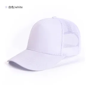 Dettaglio di un cappello trucker bianco a 5 pannelli con pannello frontale rigido