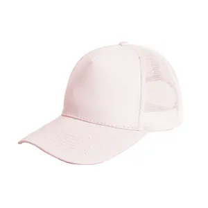 Vista laterale dettagliata di un cappello trucker in rete traspirante rosa a cinque pannelli
