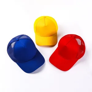Set di tre cappellini trucker colorati a 5 pannelli in giallo blu e rosso per esterno