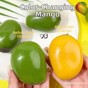 Dichtbij van een kleurveranderende mango squeeze toy die van groen naar geel gaat