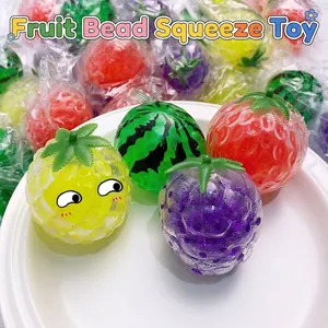 Primer plano de coloridos juguetes antiestrés con forma de fruta y cuentas de agua