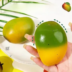 Detailopname van een kleurveranderend mango squishy speelgoed met hitte-effect