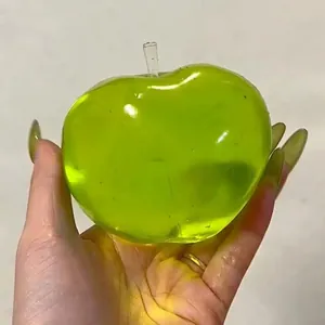 Detailansicht eines grünen, durchsichtigen Apfel-Squishys zum Stressabbau.