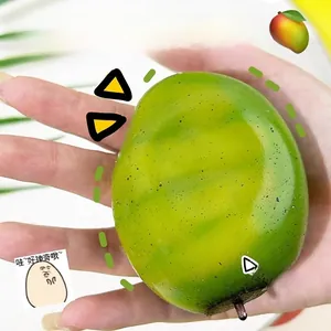 Gedetailleerd beeld van een kleurveranderend mango-knijpspeeltje dat van groen naar geel kleurt.
