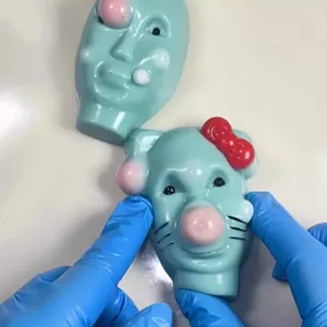 Gros plan d'un jouet anti-stress en forme d'extraterrestre pour se détendre vraiment