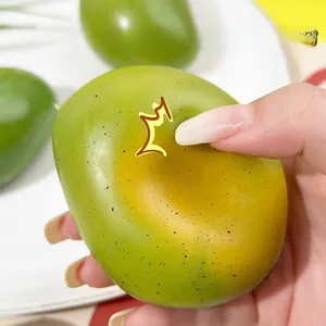 Detail van mango squishy speelgoed dat van kleur verandert van groen naar geel bij het knijpen