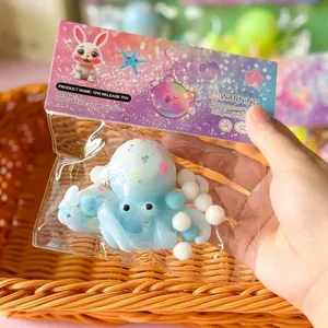 Detailopname van een blauwe octopus knijpspeeltje in de originele verpakking.