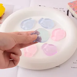 Macro-opname van doorschijnende Taiyaki-vormige TPR-knijpspeeltjes in pastelkleuren.
