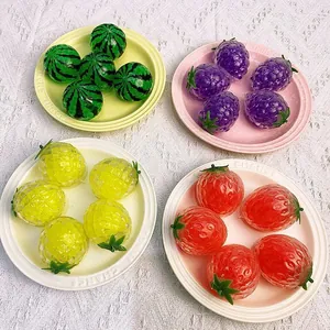 Primer plano de juguetes antiestrés con forma de fruta, estilos sandía y fresa