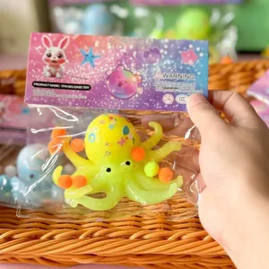 Close-up van geel octopus knijpspeeltje met glitterpailletten in de verpakking