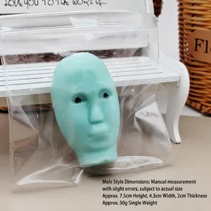 Vue détaillée du jouet à presser en forme de visage vert avec les dimensions.