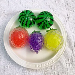 Detalle de juguetes antiestrés coloridos con forma de fruta en un conjunto