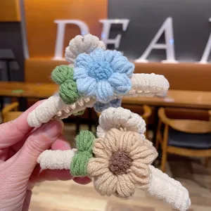 Vue détaillée de pinces à cheveux à fleurs au crochet en laine d'hiver douillette