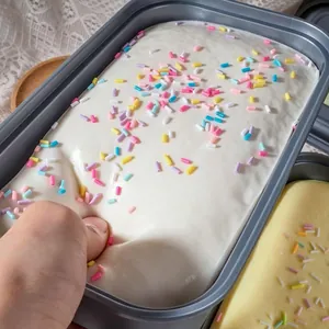 Vue détaillée du jouet squishy à rebond lent montrant sa texture très souple