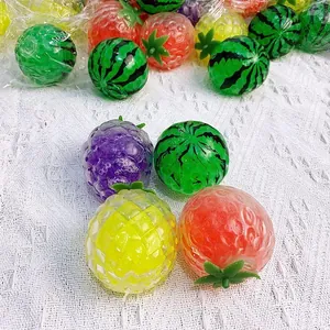 Variedad de juguetes para apretar con forma de fruta para aliviar estrés, sandía y uva.
