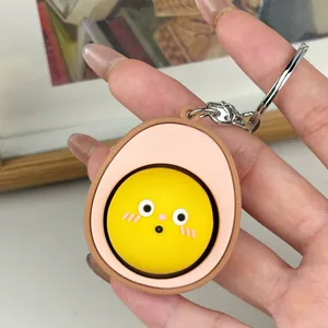 Primer plano detallado de un lindo llavero de huevo de dibujos animados con cara sonrojada