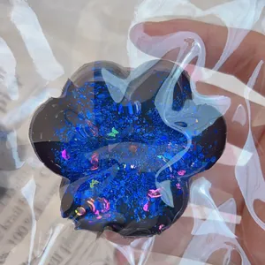 Vue détaillée de la texture galaxie bleue du jouet anti-stress en forme de patte de chat
