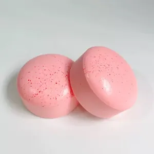 Deux jouets squishy à rebond lent roses en forme de gâteau avec petites taches rouges