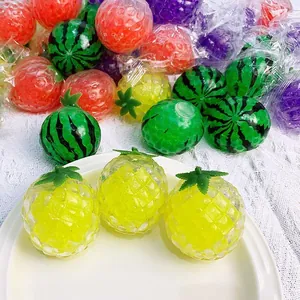 Vista detallada de pelotas antiestrés con forma de fruta y perlas de agua de colores