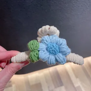 Gros plan d'une pince à cheveux d'hiver avec fleur en tricot faite à la main