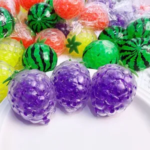 Vista detallada de juguetes antiestrés con forma de uva morada y perlas de gel de colores