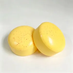 Gros plan détaillé de deux jouets spongieux macaron jaune à rebond lent avec points