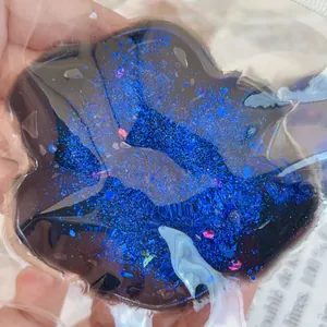 Gros plan montrant les paillettes bleues étoilées d'un jouet anti-stress patte de chat