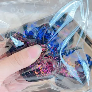 Dettaglio del giocattolo squishy zampa di gatto cielo stellato glitterato in busta