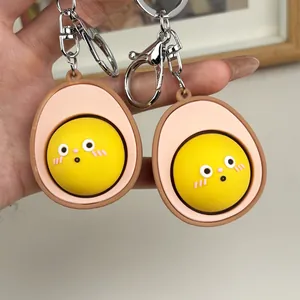 Par de lindos llaveros de huevo de dibujos animados con caras de sorpresa y botón