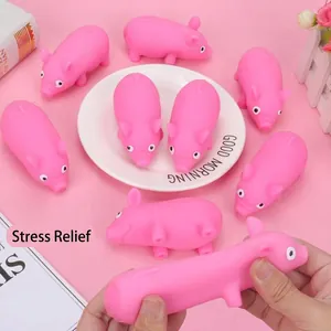Nahaufnahme eines dehnbaren rosa Schweinchen-Stressspielzeugs für hohe Elastizität