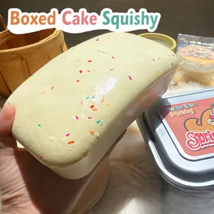 Gros plan d'un jouet squishy en forme de gâteau à rebond lent avec des pépites colorées