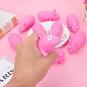 Nahaufnahme eines rosa Schweine-Antistress-Spielzeugs, das von Hand gedrückt wird