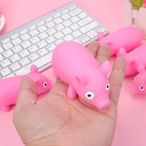 Detailaufnahme eines pinkfarbenen Anti-Stress-Schweinchens auf dem Schreibtisch
