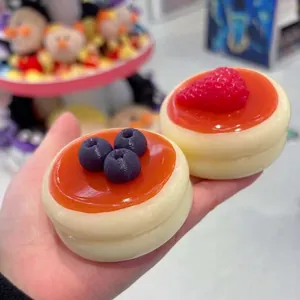 Jouet squishy dessert soufflé réaliste avec fraise et myrtille sur le dessus
