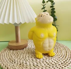 Détail macro d'un drôle de jouet à presser gorille jaune musclé anti-stress sur un tapis