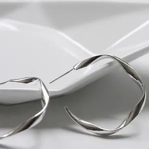 Eleganti orecchini a cerchio a forma di C intrecciati placcati argento con perni in argento 925