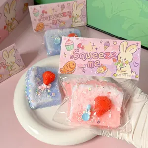 Close-up van simulatie aardbeien toast squishy toy in schattige Squeeze me-verpakking