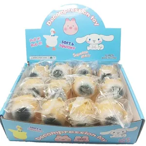 Detailansicht eines 12-teiligen Sets Capybara Squishy Dekompressionsspielzeug in einer blauen Box