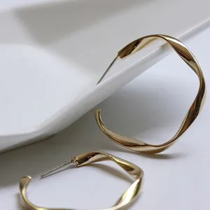 Eleganti orecchini a cerchio a forma di C intrecciati placcati oro con perni in argento 925.
