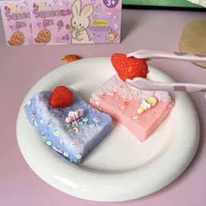 Detailopname van kleurrijke simulatie aardbeien toast squishy speelgoed voor rust