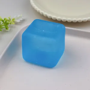 Transparante blauwe maltose-ijsblokje squishy voor sensorische ontspanning