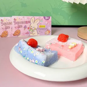 Gedetailleerd overzicht van pastelkleurige aardbeientoast squishies met schattige bedeltjes