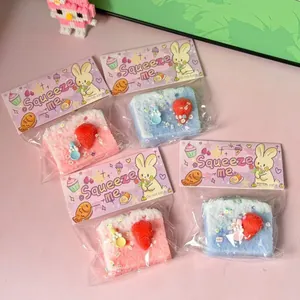 Detail van schattige aardbeien toast squishy speelgoed in pastelroze en blauwe kleur.