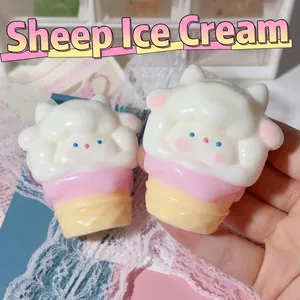 Dettaglio del giocattolo antistress squishy a forma di gelato pecora per alleviare l'ansia