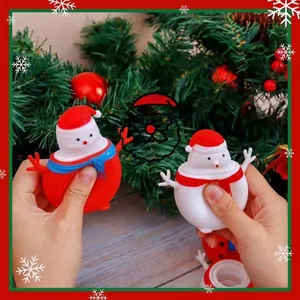 Close-up van handen die een Kerstman en sneeuwpop stressbal samenknijpen voor ontspanning