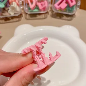 Nahaufnahme einer kleinen rosa Haarspange in Bonbonfarben für Kinder und Mädchen