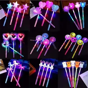 Collezione dettagliata di bastoncini luminosi a LED colorati in varie forme come stelle