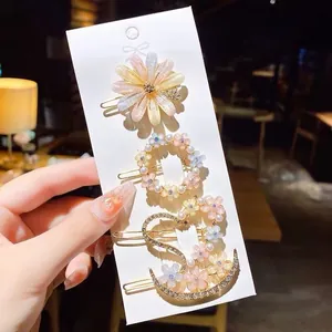 Vue détaillée d'un ensemble de barrettes à fleurs douces avec perles et strass brillants